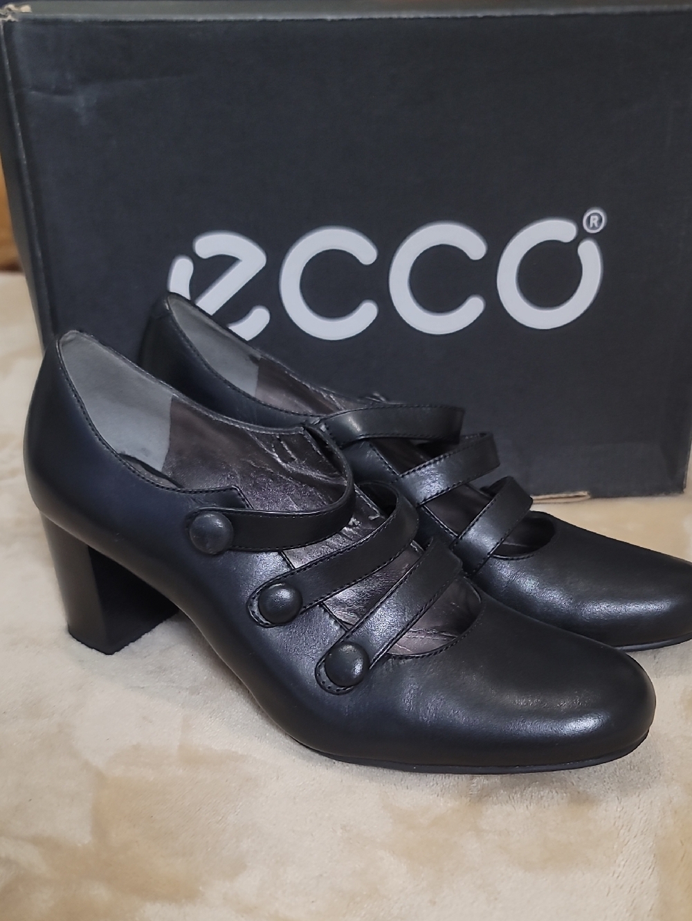 Ecco Black Leather Mary Jane Triple-Button Block Heels
